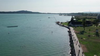 Macaristan 'daki Balaton Gölü' nün havadan görünüşü, Balatonfured Sahili, Güneşli Gün