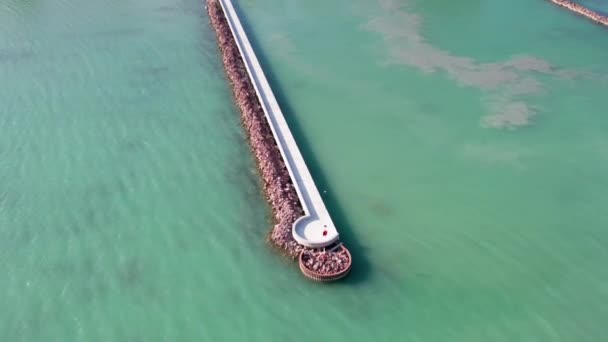 Luchtfoto van het Balatonmeer in Hongarije, Kust van Balatonfured, Zonnige dag — Stockvideo