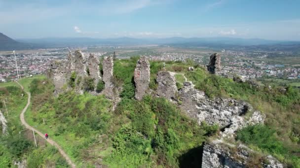 El castillo de Khust en Transcarpathia, vista aérea, oeste de Ucrania — Vídeo de stock