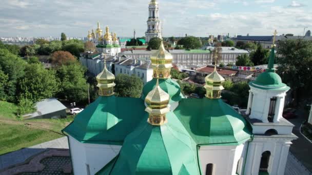 基辅Pechersk Lavra, Great Lavra Bell Tower, Orthodox Monastery的空中景观 — 图库视频影像