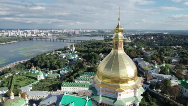 Luchtfoto van Kiev Pechersk Lavra, Grote klokkentoren van Lavra, orthodox klooster — Stockvideo
