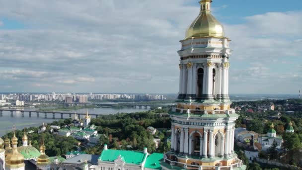基辅Pechersk Lavra, Great Lavra Bell Tower, Orthodox Monastery的空中景观 — 图库视频影像