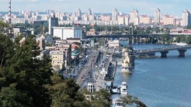 Metropolis 'in gökdelenleri ve araba trafiği olan panoramik manzarası