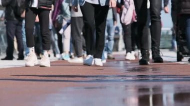 Kalabalığın Bacakları Sokakta Yürüyen, İnsanların Ayaklarına Kapan, Yavaş Hareket