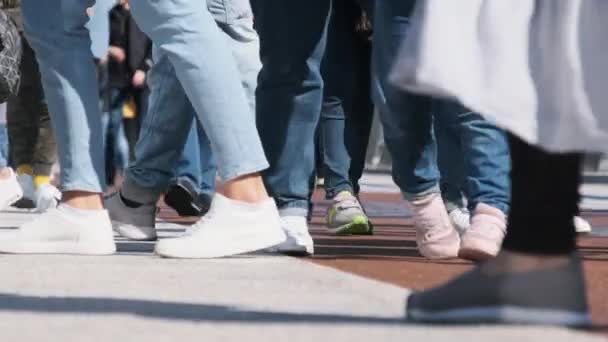 Ben av folkmassa människor promenader på gatan, närbild av människor fötter, Slow Motion — Stockvideo
