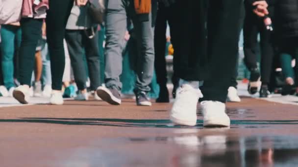 Piernas de la multitud caminando por la calle, primer plano de los pies de la gente, cámara lenta — Vídeos de Stock