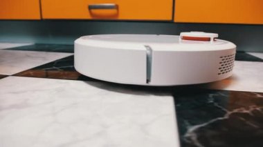 Robot Elektrik süpürgesi Mutfak Döşemesindeki Modern Ev 'de Temizleniyor