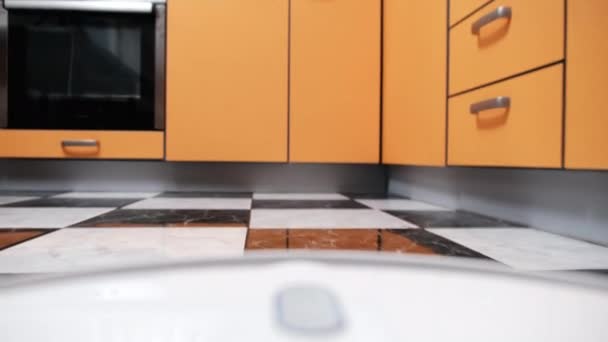 POV uitzicht op Robot Stofzuiger reinigt Tegels Vloer in huis bij Kitchen — Stockvideo