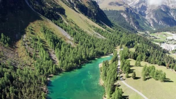 Vista aérea Mountain Valley com Alpine Palpuogna Lake em Albulapass, Alpes suíços — Vídeo de Stock