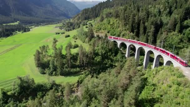 Aerial View of a Moving Red Train Along the Landwasser Viaduct in Swiss Alps — Stock Video