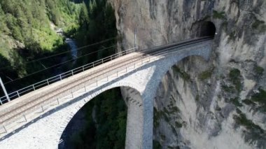 Yazın İsviçre Alplerinde Landwasser Viaduct 'un hava görüntüsü