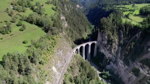 Landwasser Viaduct in Swiss Alps in Summer, Aerial view on Green Mountain Valley — Αρχείο Βίντεο