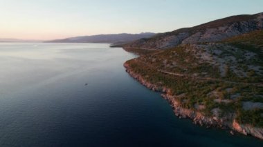 Hırvatistan 'ın Rocky Sahili' nin Günbatımında Virajlı Yolu Hava Görüntüsü