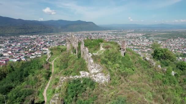 El castillo de Khust en Transcarpathia, vista aérea, oeste de Ucrania — Vídeo de stock