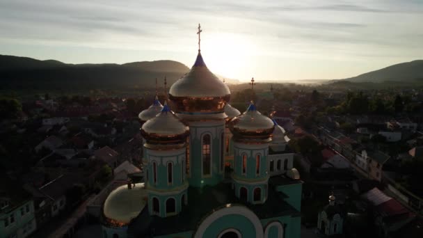 Christliche Kirche bei Sonnenuntergang, Luftaufnahme, Tempel in Transkarpatien, Ukraine — Stockvideo