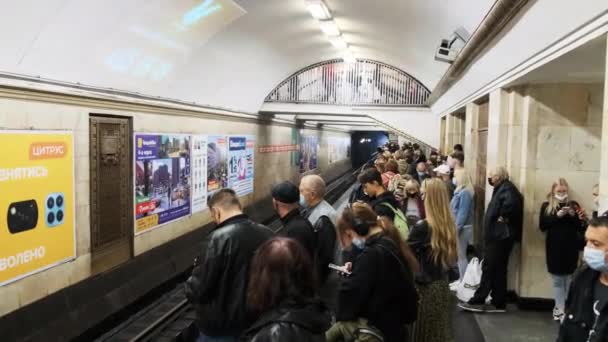 Kerumunan orang bertopeng di peron kereta bawah tanah sedang menunggu kereta — Stok Video