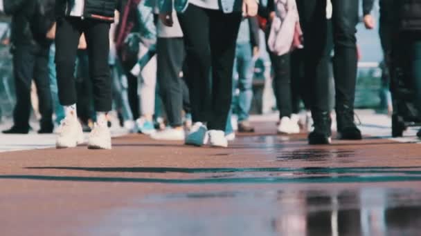 Πόδια του πλήθους των ανθρώπων που περπατούν στο δρόμο, Κοντινό πλάνο των ποδιών των ανθρώπων, αργή κίνηση — Αρχείο Βίντεο