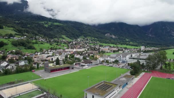 Liechtenstein con Casas en Campos Verdes en Alpes Mountain Valley, Vista Aérea — Vídeos de Stock