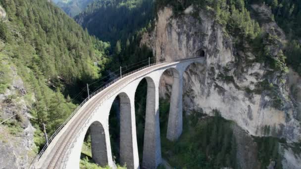 Landwasser Viaduct σε Ελβετικές Άλπεις το καλοκαίρι, Αεροφωτογραφία στο Green Mountain Valley — Αρχείο Βίντεο