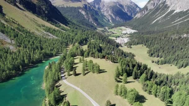 Vue Aérienne Vallée De Montagne Avec Lac Palpuogna Alpin à Albulapass, Alpes Suisses — Video