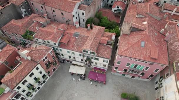 Vista aérea de la ciudad de Venecia con edificios históricos y campanario, Skyline, Italia — Vídeos de Stock