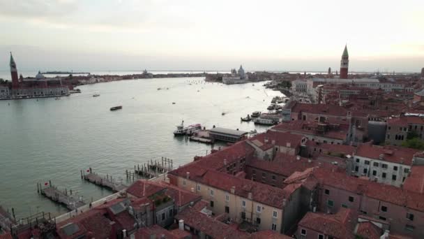 Vista aérea de Veneza Itália com Grande Canal, Telhados de Edifícios e Barcos — Vídeo de Stock