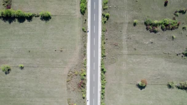 Top Aerial View of an Empty Asphalt Road on the Plateau Between Green Fields — Αρχείο Βίντεο