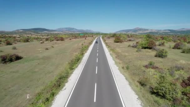 Порожня дорога на плато між зеленими полями, Високий шлях Повітряний вид — стокове відео