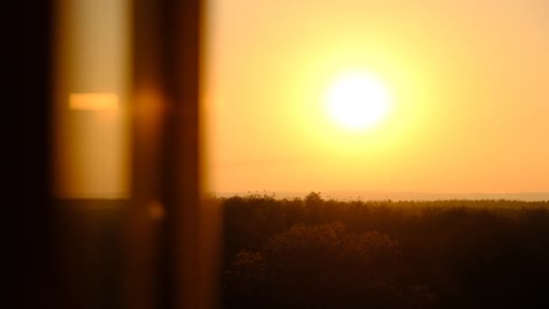 Zonsondergang aan de hemel boven de horizon, Uitzicht van achter het silhouet van het venster — Stockvideo