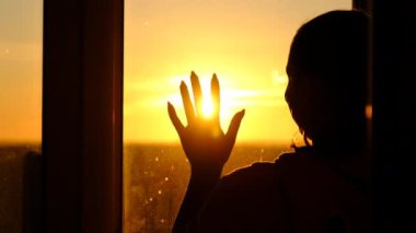 Penceredeki Siluet Kadın Gün batımında Elle Cama Yavaş Çekimde