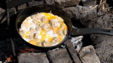 Turist Kampı Kızartma Tavasında Tavuklu Çırpılmış Yumurta, Doğa