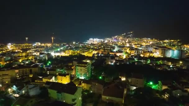 Εναέρια Υπέρπτωση της Νυχτερινής Πόλης Μπούντβα, Μαυροβούνιο — Αρχείο Βίντεο