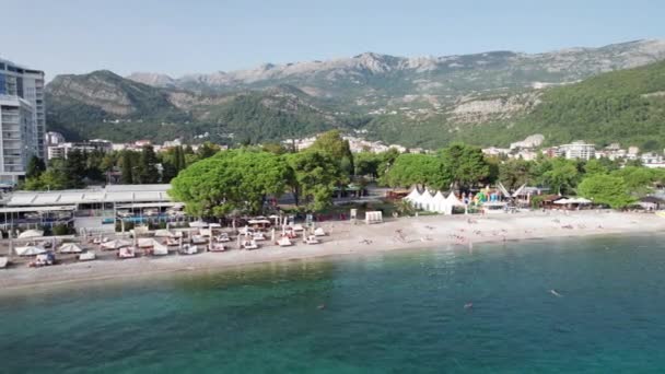 Vista aérea Budva Beach by Sea com espreguiçadeiras e pessoas, Seashore Montenegro — Vídeo de Stock