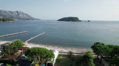 Deniz kıyısındaki Budva Sahili, Güneş Yatakları ve Halkı, Karadağ Kıyısı