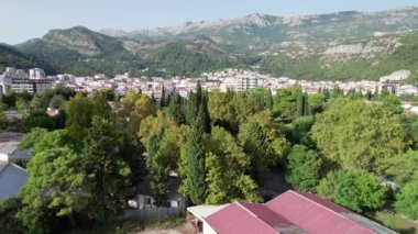 Budva Şehri, Karadağ 'ın Panoramik Hava Görüntüsü, Peyzaj Dağları Yazı
