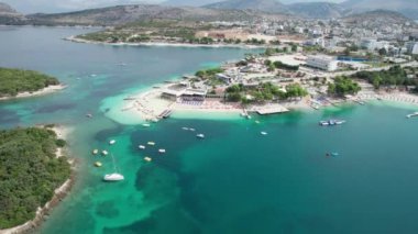 Boş Güneş Loungers ve Boats, Balkan Deniz Kıyısı, Arnavutluk 'lu Hava ve Gökyüzü Sahili