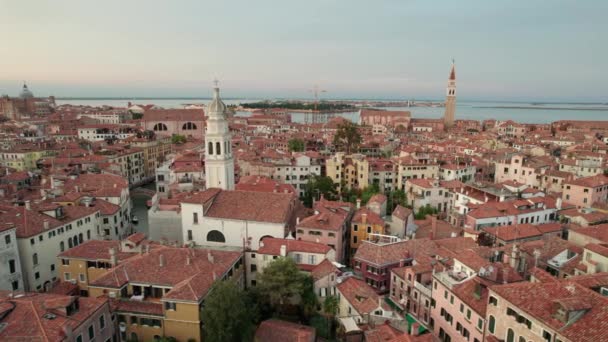 Flygfoto Venedig stad med historiska byggnader och klocktorn, Skyline, Italien — Stockvideo