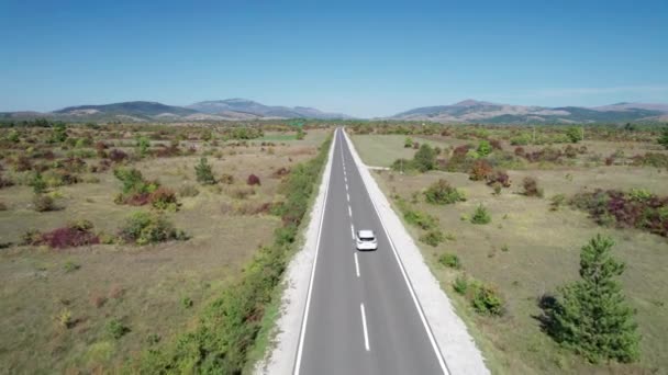Uitzicht vanuit de lucht Lege asfaltweg op het plateau tussen groene velden, Highland Way — Stockvideo