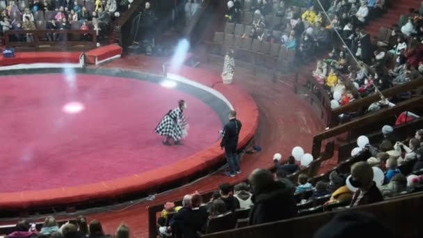 Espectadores dentro del gran circo esperan el comienzo de la actuación — Vídeos de Stock