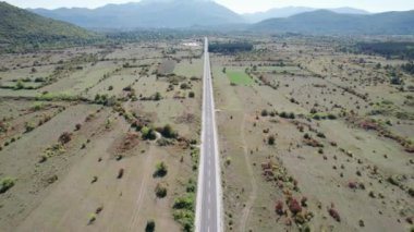 Yeşil Tarlalar ve Highland Yolu arasındaki yaylada Hava Görüntüsü Boş Asfalt Yolu