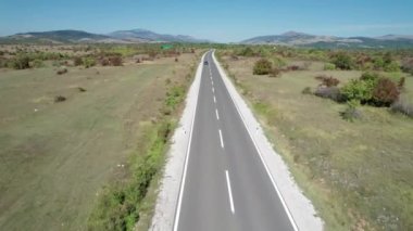 Yeşil Tarlalar ve Highland Yolu arasındaki yaylada Hava Görüntüsü Boş Asfalt Yolu
