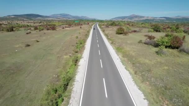 Yeşil Tarlalar ve Highland Yolu arasındaki yaylada Hava Görüntüsü Boş Asfalt Yolu — Stok video