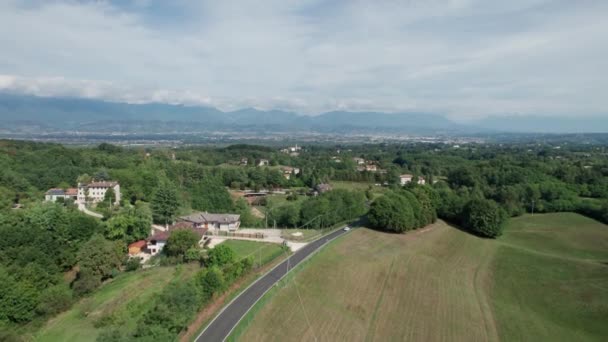 Kırsal bölgedeki tipik bir İtalyan Dağ manzarasının insansız hava aracı görüntüsü — Stok video