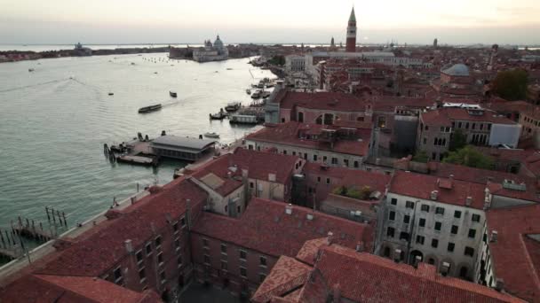 Luftaufnahme von Venedig Italien mit Canal Grande, Dächern von Gebäuden und Booten — Stockvideo