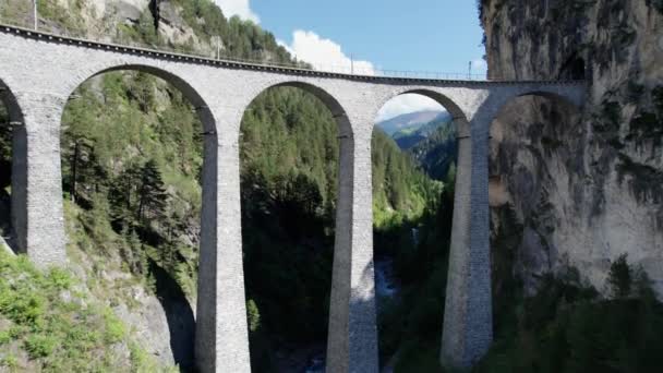 Letecký pohled na Landwasser Viadukt ve švýcarských Alpách v létě — Stock video