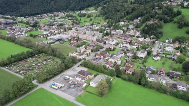 Liechtenstein con Casas en Campos Verdes en Alpes Mountain Valley, Vista Aérea — Vídeos de Stock