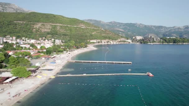 Widok z lotu ptaka Plaża Budva z łóżeczkami i ludźmi, Morze Czarnogóra — Wideo stockowe