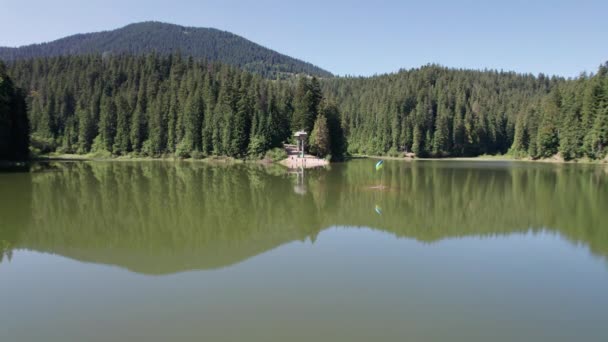 Vista aérea do Lago Synevyr em Cárpatos, Ucrânia, Europa — Vídeo de Stock