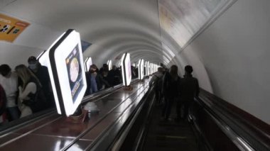 Metrodaki kazıcıdan aşağı inin.
