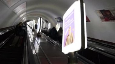 Metrodaki kazıcıdan aşağı inin.